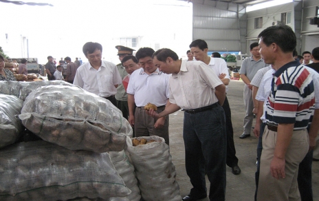 2006年9月嘉興市委書記、市人大主任黃坤明一行蒞臨蔬菜市場視察菜籃子供應工作